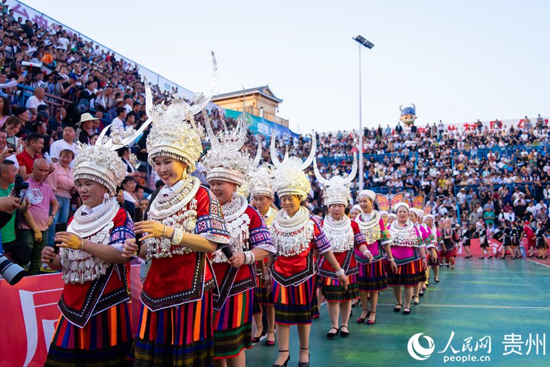 6 賽前進行的民族文化展演。人民網記者 涂敏 攝