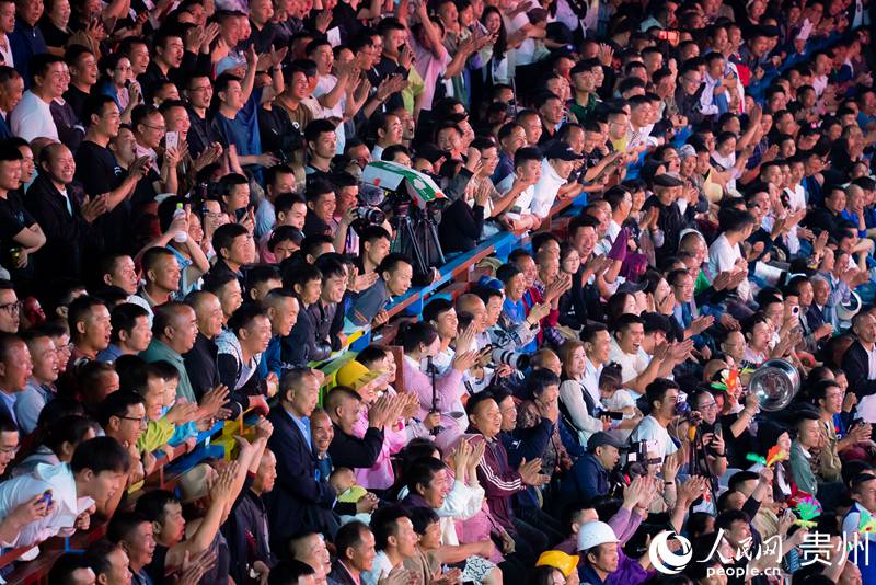 11 比賽現場，觀眾為運動員們加油。人民網記者 涂敏 攝