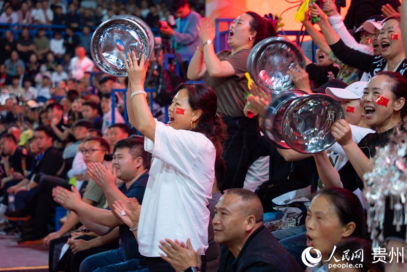 12 比賽現場，觀眾為運動員們加油。人民網記者 涂敏 攝