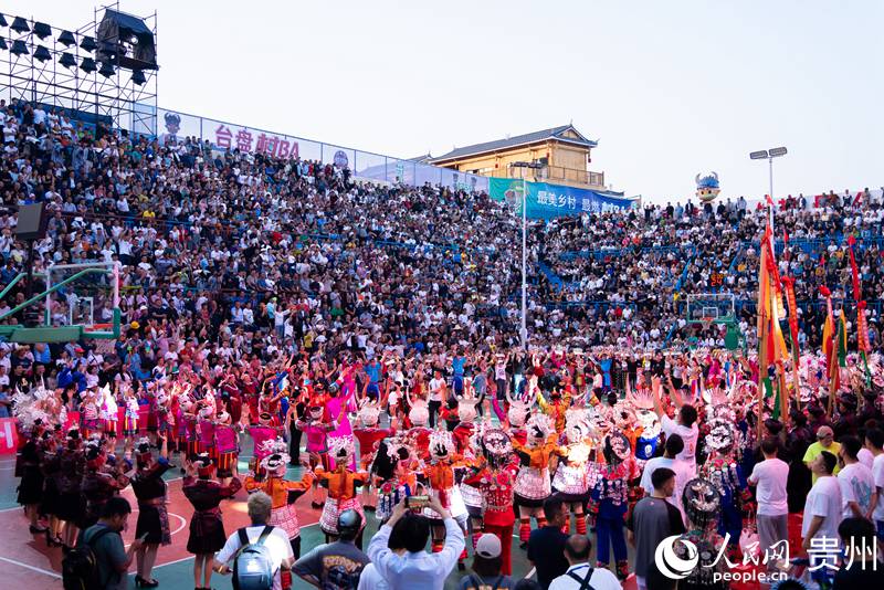 5 賽前進行的民族文化展演。人民網記者 涂敏 攝