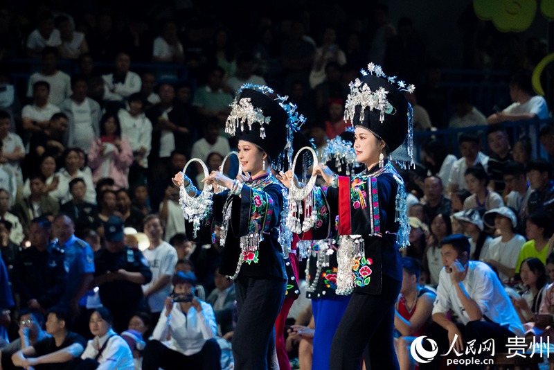 7 比賽間隙展示的民族手工藝飾品。人民網記者 涂敏 攝