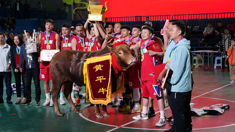 “村BA”冠軍獎品黃平牛不簡單。