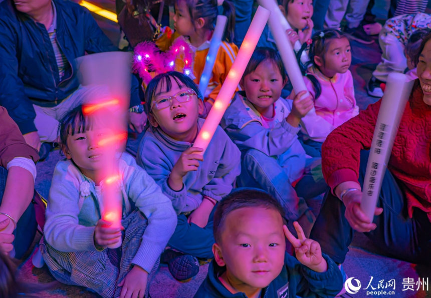 貴陽路邊音樂會全新升級唱響“五一”。人民網 陽茜攝