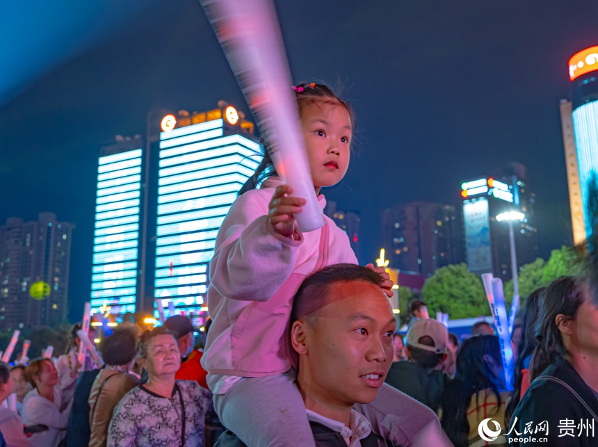 貴陽路邊音樂會全新升級唱響“五一”。人民網(wǎng) 陽茜攝