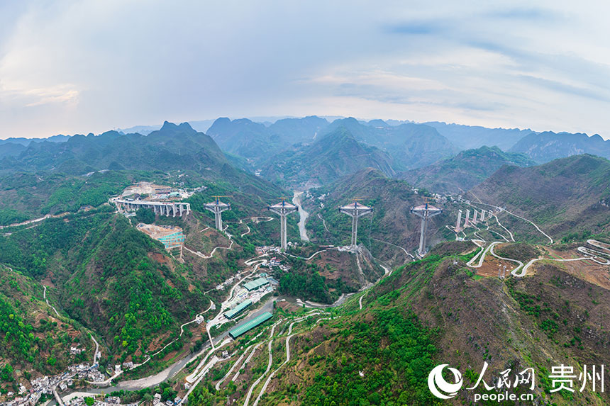 建設中的六枝特大橋。人民網(wǎng) 涂敏攝
