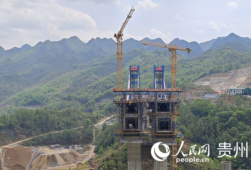 建設中的六枝特大橋。人民網(wǎng) 龍章鈺攝