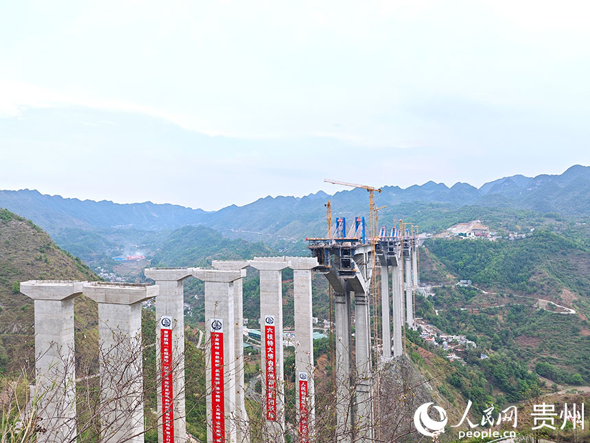 建設中的六枝特大橋。人民網(wǎng) 龍章榆攝