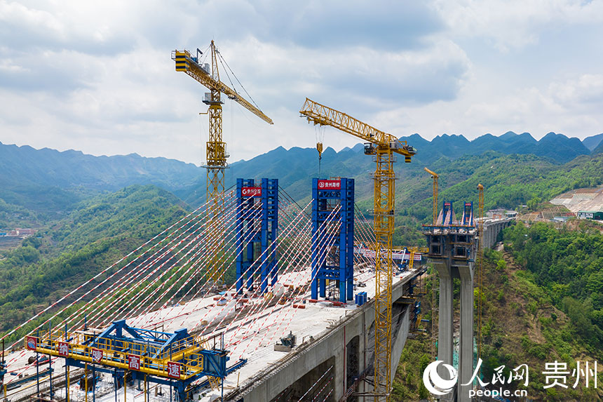 建設中的六枝特大橋。人民網(wǎng) 涂敏攝