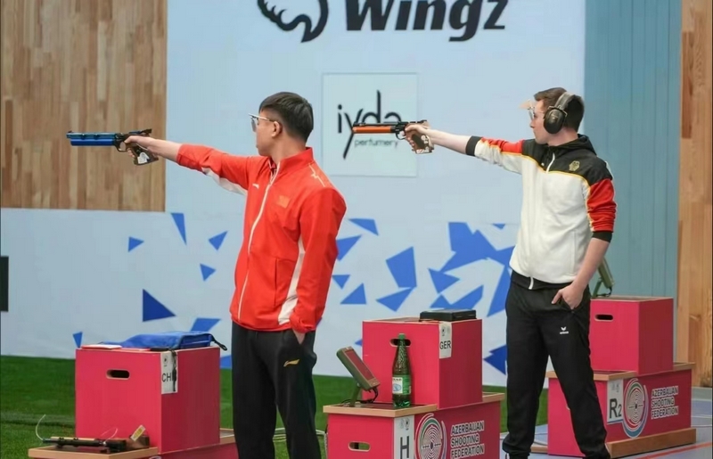 謝瑜（紅衣）在十米氣手槍個人賽。