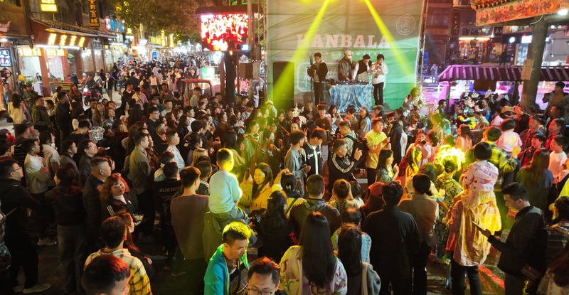 百人露天蹦迪現場。