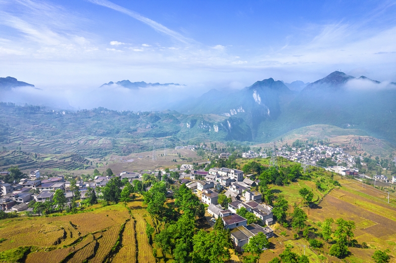 2024年5月5日，貴州省黔西市五里布依族苗族鄉(xiāng)中心村景色（無人機(jī)照片）。。