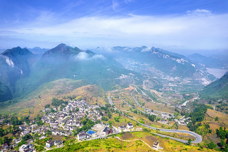 2024年5月5日，貴州省黔西市五里布依族苗族鄉(xiāng)中心村景色（無人機(jī)照片）。