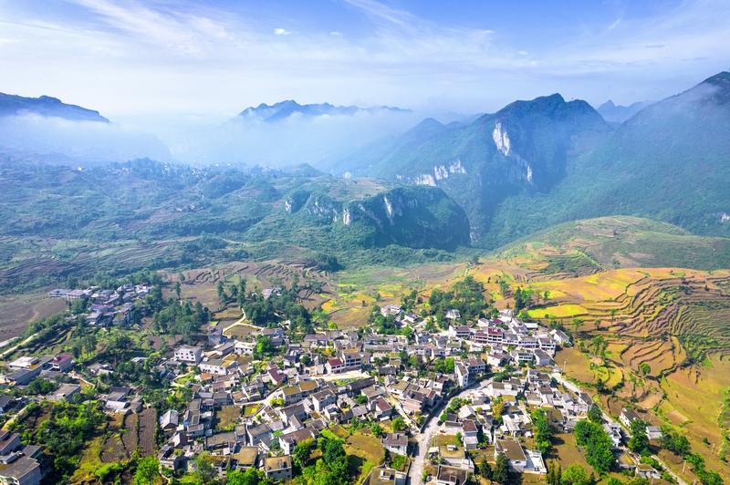 2024年5月5日，貴州省黔西市五里布依族苗族鄉(xiāng)中心村景色（無人機(jī)照片）。