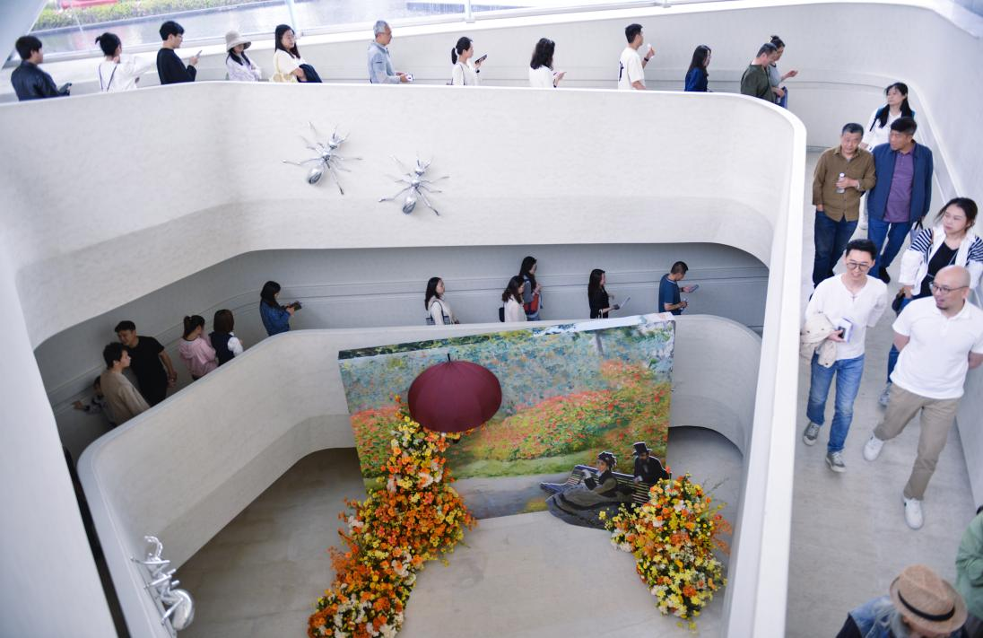 絡繹不絕的游客進入展區。鐵建地產貴州公司供圖