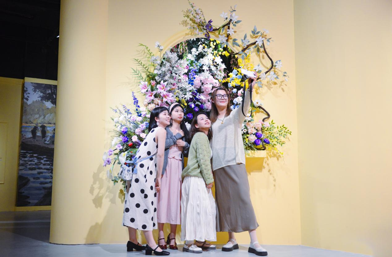 打卡的游客。鐵建地產貴州公司供圖