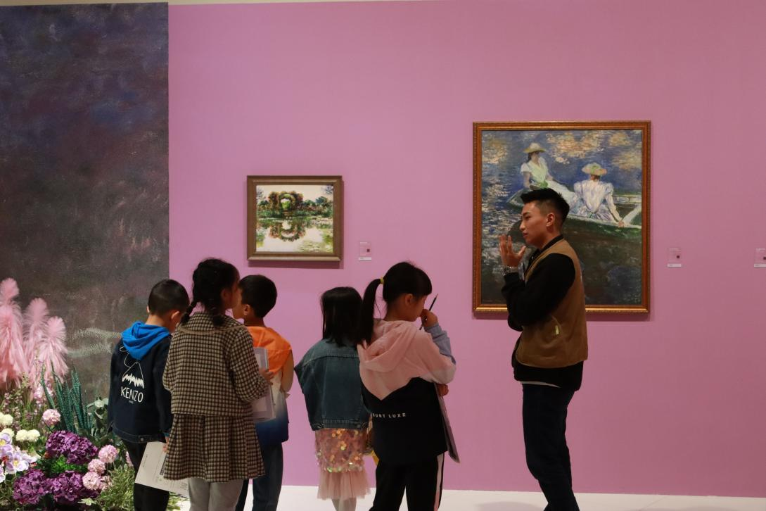 小朋友在老師帶領下觀展。鐵建地產貴州公司供圖