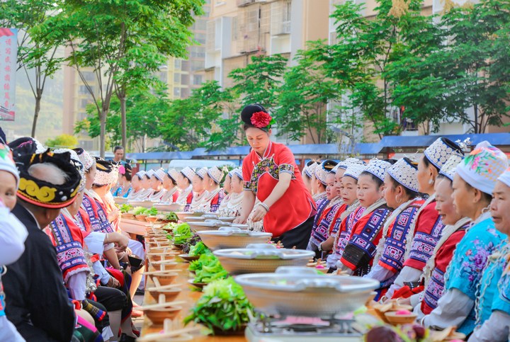 吳篤指導群眾制作酸湯。貴州省農業農村廳供圖