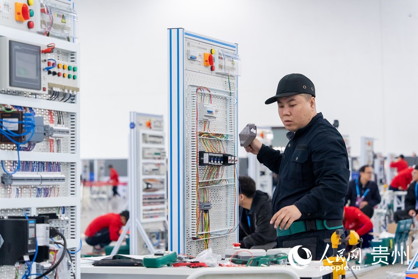 第二屆全國(guó)鄉(xiāng)村振興職業(yè)技能大賽電工賽項(xiàng)現(xiàn)場(chǎng)。人民網(wǎng)記者 涂敏攝