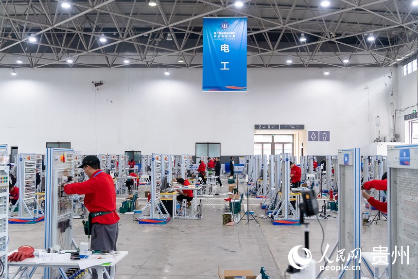 第二屆全國鄉(xiāng)村振興職業(yè)技能大賽電工賽項現(xiàn)場。人民網(wǎng)記者 涂敏攝