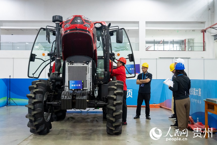 第二屆全國(guó)鄉(xiāng)村振興職業(yè)技能大賽農(nóng)機(jī)修理賽項(xiàng)現(xiàn)場(chǎng)。人民網(wǎng)記者 涂敏攝