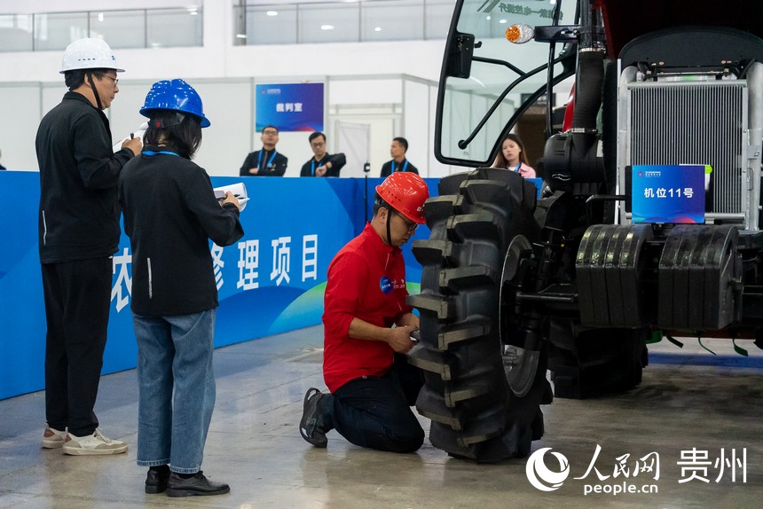第二屆全國鄉(xiāng)村振興職業(yè)技能大賽農(nóng)機(jī)修理賽項現(xiàn)場。人民網(wǎng)記者 涂敏攝
