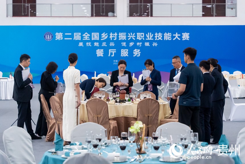 第二屆全國(guó)鄉(xiāng)村振興職業(yè)技能大賽餐廳服務(wù)賽項(xiàng)現(xiàn)場(chǎng)。人民網(wǎng)記者 涂敏攝