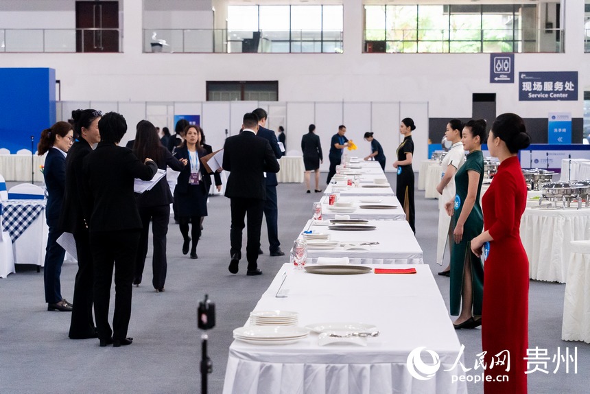 第二屆全國鄉村振興職業技能大賽餐廳服務賽項現場。人民網記者 涂敏攝