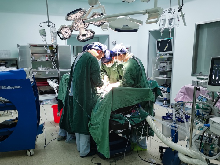 手術進行中。貴州醫科大學附屬醫院供圖