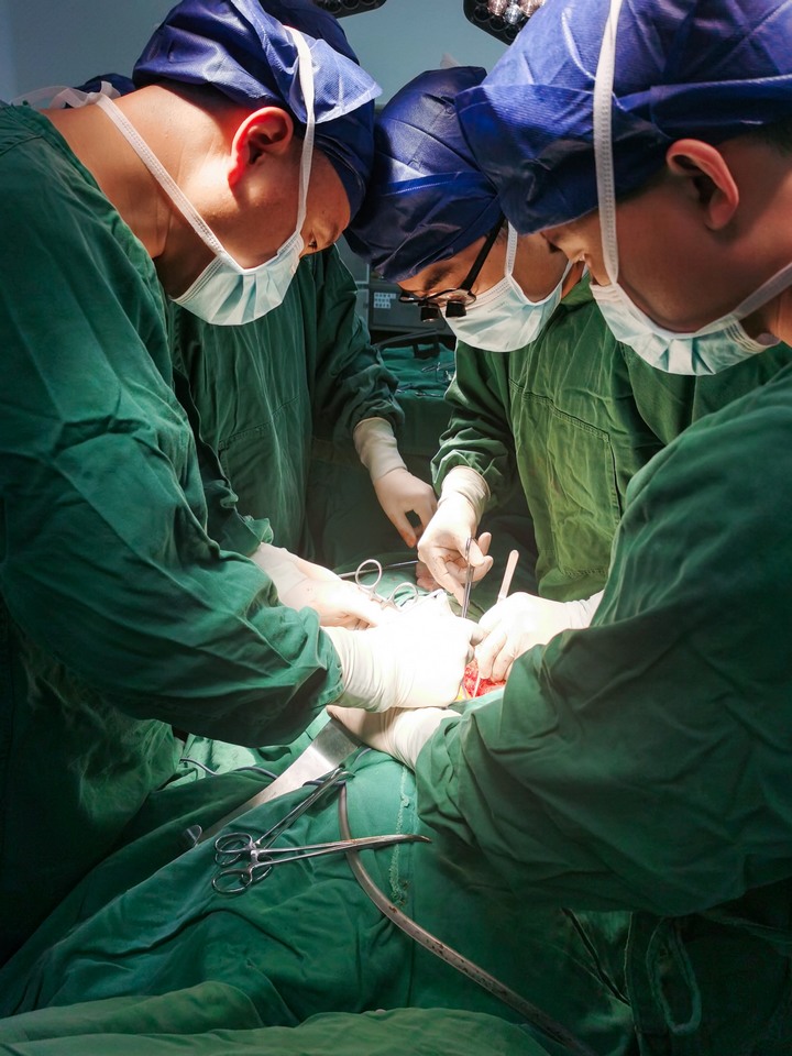 手術進行中。貴州醫科大學附屬醫院供圖