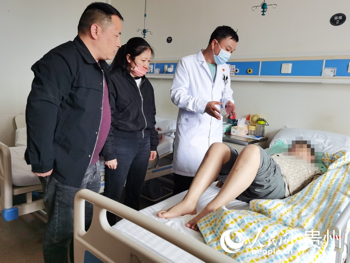 術后恢復期，牛玉林指導小陳開展力所能及的自我鍛煉。人民網記者 王秀芳攝