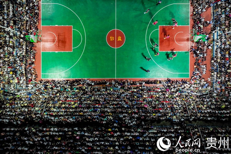 圖5 航拍貴州臺江縣臺盤“村BA”現(xiàn)場。人民網(wǎng)記者 涂敏 攝