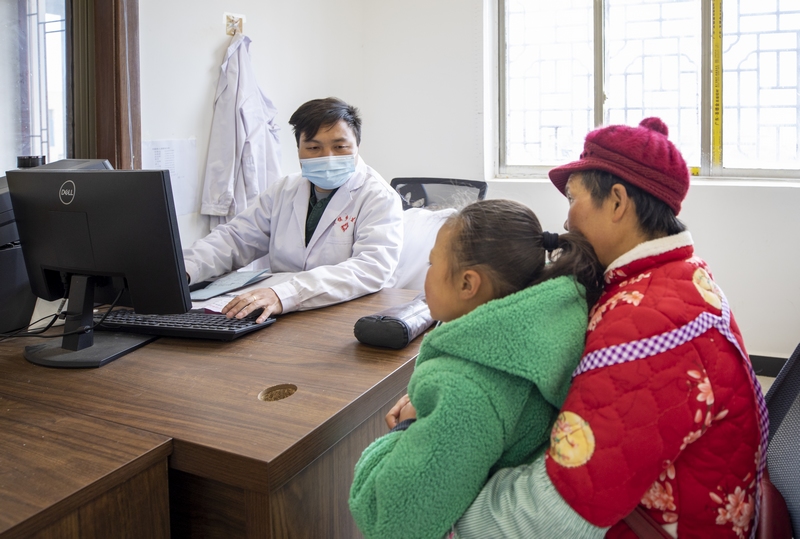 從2022年起,赫章縣河鎮鄉衛生院被貴州省衛健委指定為赫章縣首家縣域醫療次中心建設單位以來,現已建成全縣首家縣域醫療次中心,逐步形成“小病不出村、常見病不出鄉、大病不出縣”的分級診療新格局。這是村民帶孩子診斷病情。 李學友攝