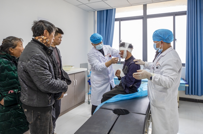 從2022年起,赫章縣河鎮鄉衛生院被貴州省衛健委指定為赫章縣首家縣域醫療次中心建設單位以來,現已建成全縣首家縣域醫療次中心,逐步形成“小病不出村、常見病不出鄉、大病不出縣”的分級診療新格局。這是醫務人員為患者進行傷口包扎。 李學友攝