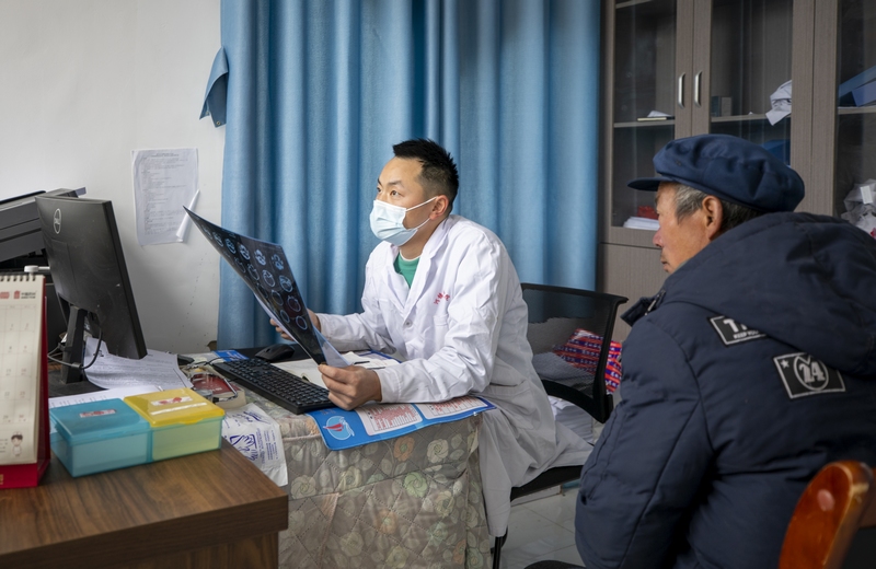 從2022年起,赫章縣河鎮鄉衛生院被貴州省衛健委指定為赫章縣首家縣域醫療次中心建設單位以來,現已建成全縣首家縣域醫療次中心,逐步形成“小病不出村、常見病不出鄉、大病不出縣”的分級診療新格局。這是醫務人員為患者查看CT片。 李學友攝