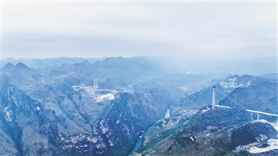 建設中的花江峽谷大橋。