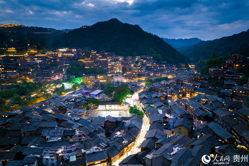 夜幕下的西江苗寨。人民網記者 涂敏攝