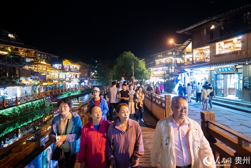 游客在西江苗寨內游覽。人民網記者 涂敏攝