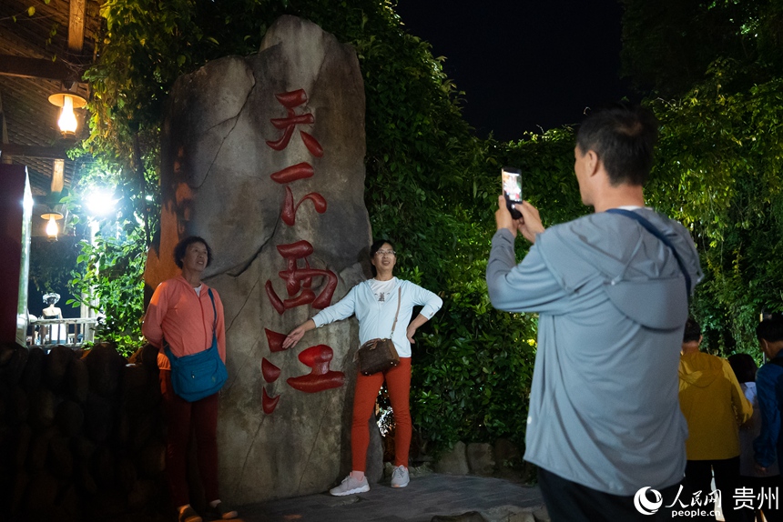 游客在西江苗寨內打卡拍照。人民網記者 涂敏攝