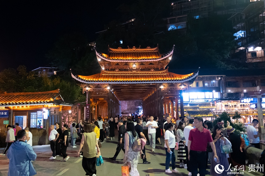 游客在西江苗寨內游覽。人民網記者 涂敏攝