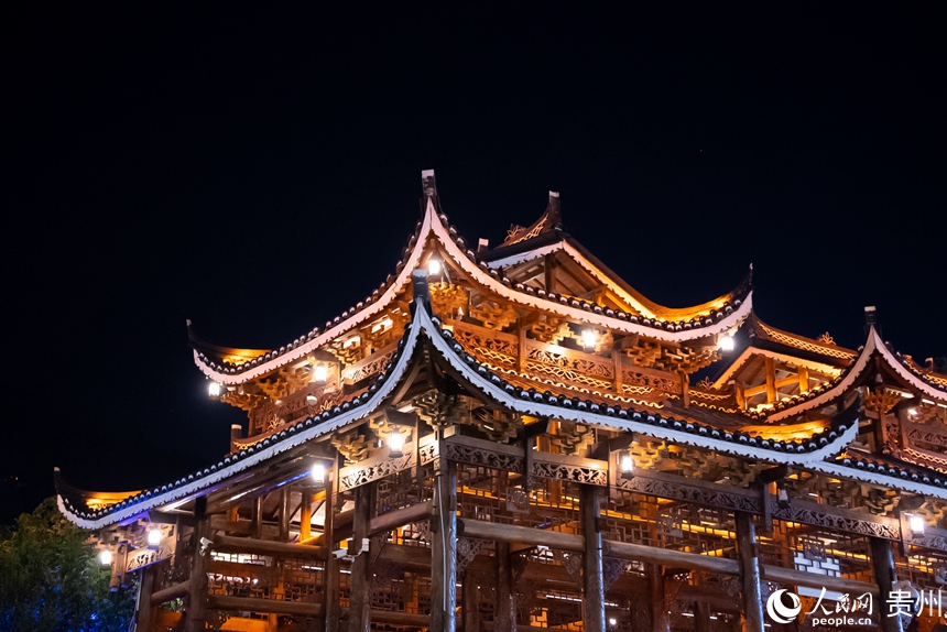 夜幕下的風(fēng)雨橋。人民網(wǎng)記者 涂敏攝