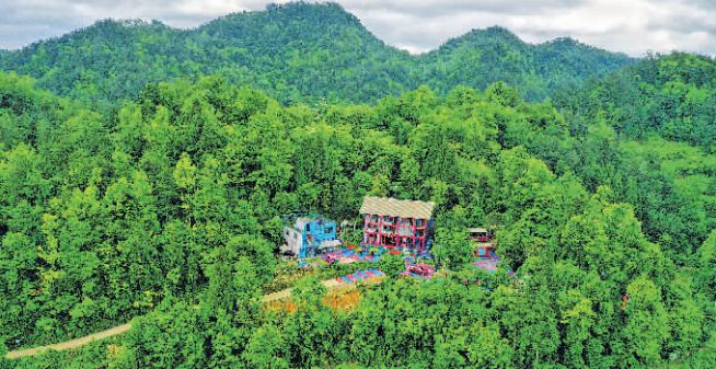 圖為環境優美的平壩村民宿。