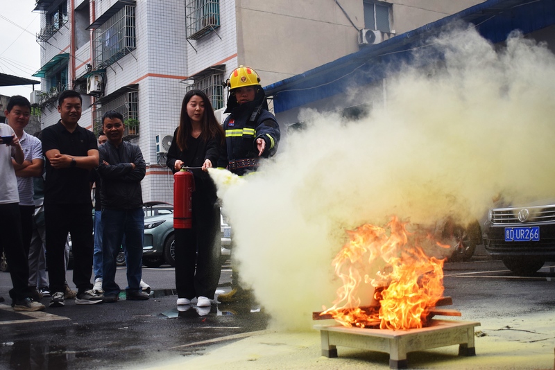 德江消防走進(jìn)企業(yè)開(kāi)展知識(shí)培訓(xùn)及滅火演練。