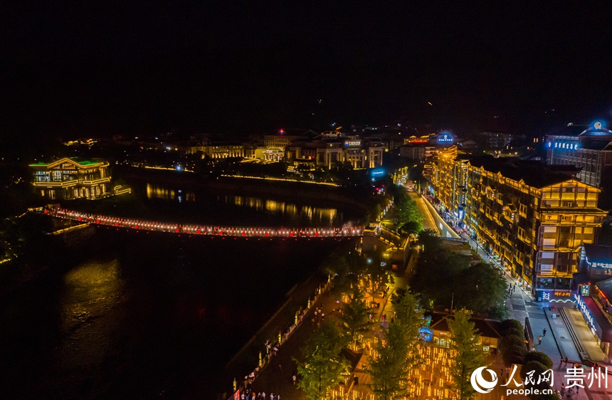 航拍仁懷市茅臺鎮夜景。人民網 陽茜攝