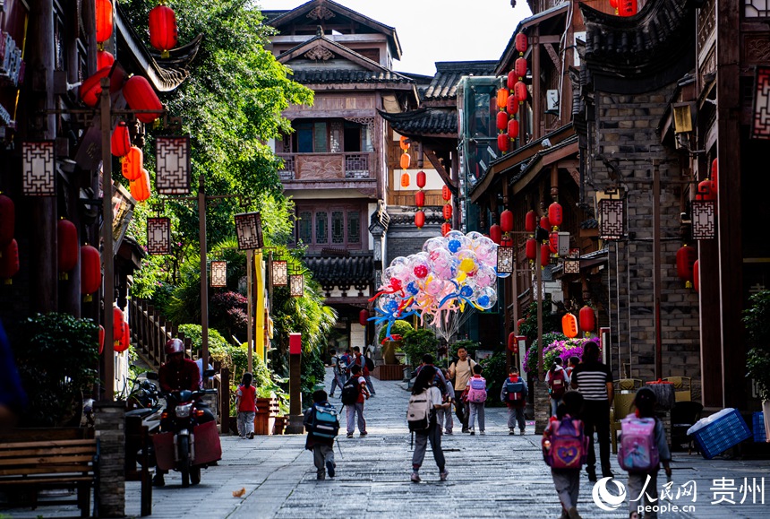 青石板路與古街兩旁的醬酒坊交相呼應。人民網 陽茜攝