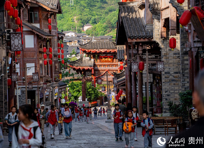 青石板路與古街兩旁的醬酒坊交相呼應。人民網 陽茜攝