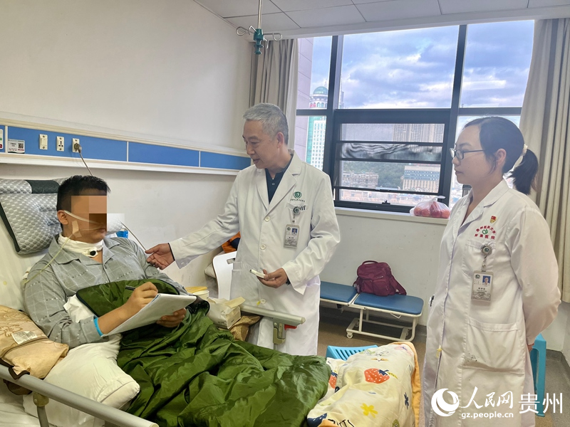 1.龔正鵬醫生與陳華容醫生為付先生解釋病情。人民網 李麗萍攝