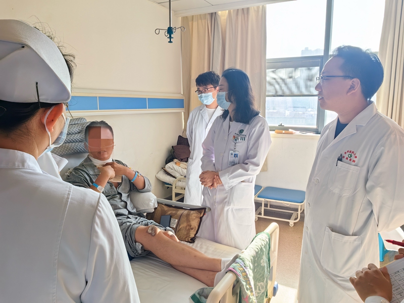 醫生詢問付先生情況。貴州醫科大學附屬醫院供圖