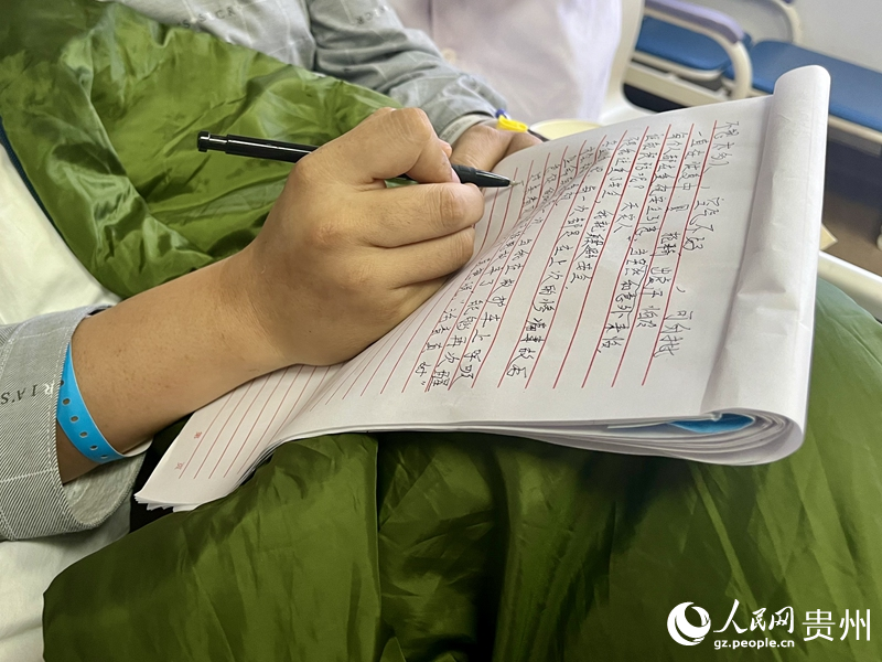 4.付先生寫下自己的感受。人民網 李麗萍攝