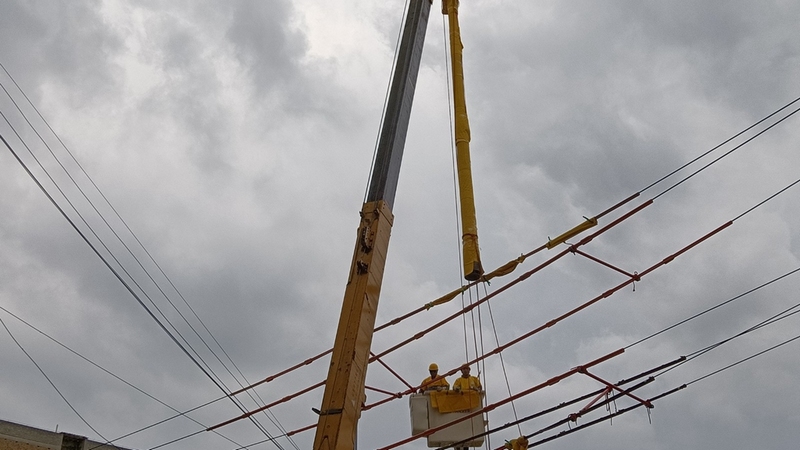 工作人員正在準(zhǔn)備開(kāi)始實(shí)施 修文縣供電局羅志勇 攝