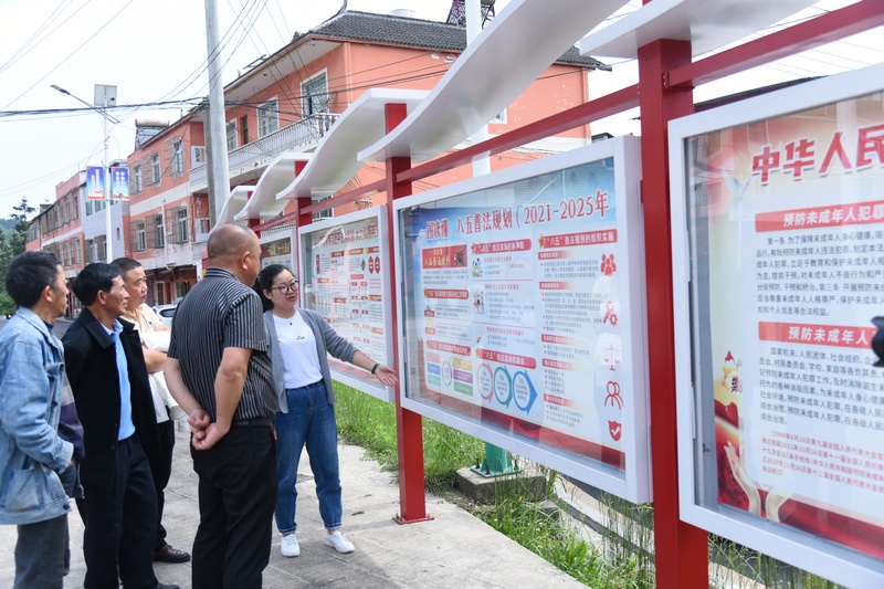 在普底鄉穎川村法治文化廣場,群眾們正在學習。秦清攝